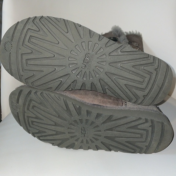 UGG BAILEY BUTTON TRIPLET II BOOT SIZE WOMENS 8 - Picture 6 of 9